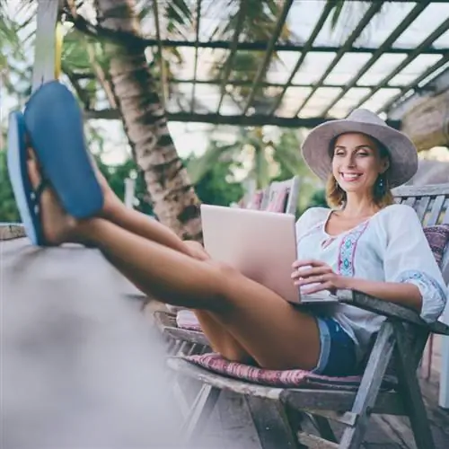 Путешественник пользуется Wi-Fi на Airbnb