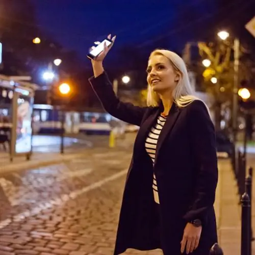 Женщина машет водителю Uber