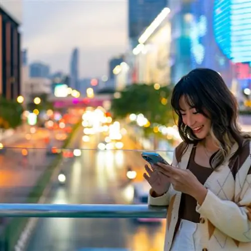 женщина-путешественница с телефоном