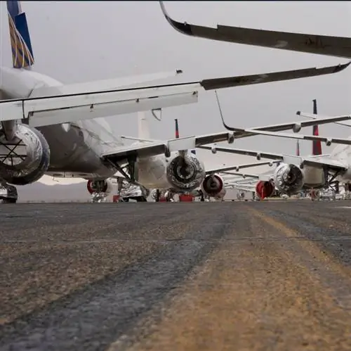 самолеты на взлетно-посадочной полосе