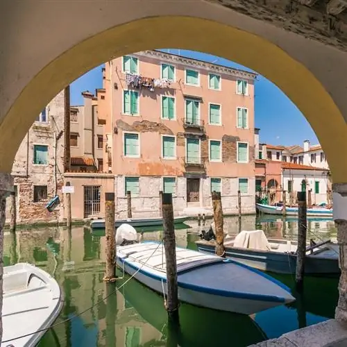 Кьоджа, взгляд из аркад.