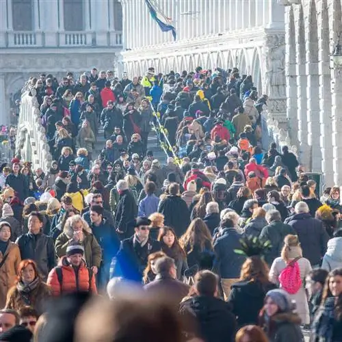Толпа туристов, пересекающих мост в Венеции, Италия, сверхтуризм