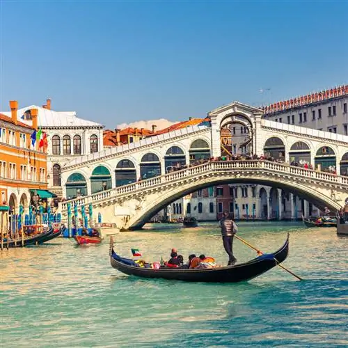 Гондола перед мостом Риальто в Большом канале Венеции, Италия