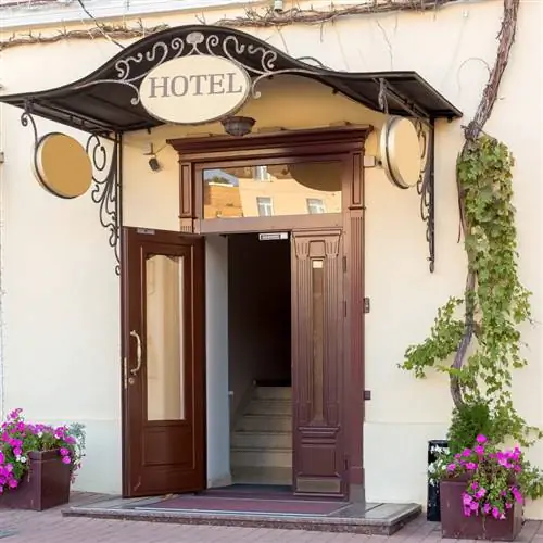 Европейский отель с цветами