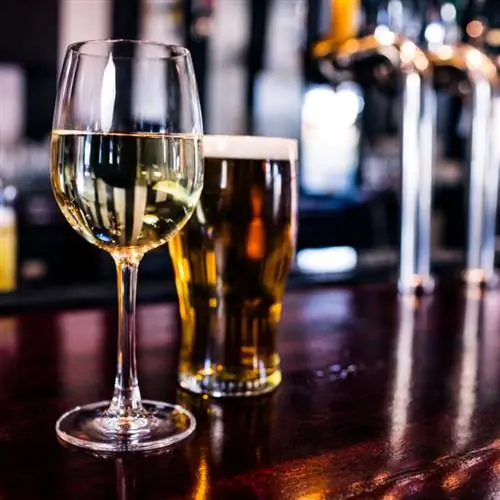 Пиво и вино в баре