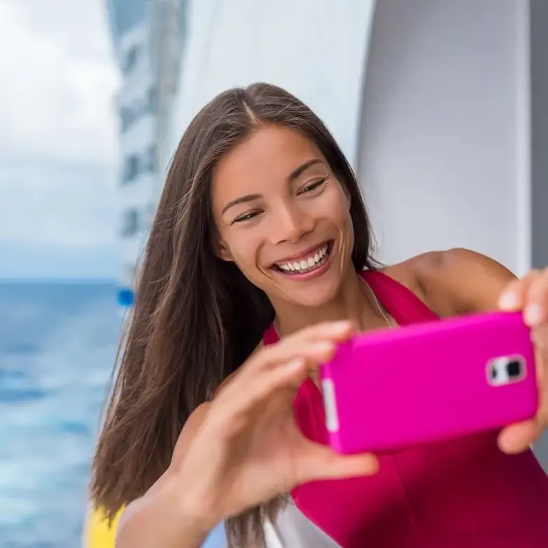 женщина делает селфи в круизе