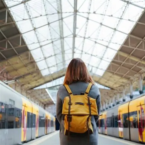 Женщина стоит на платформе поезда