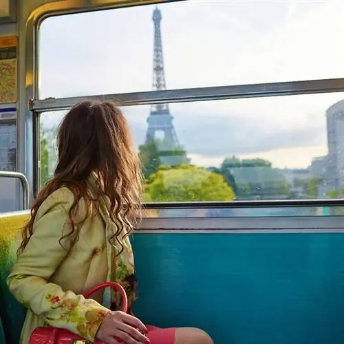 Женщина в поезде смотрит на Эйфелеву башню