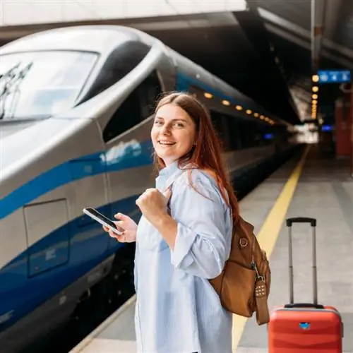 Женщина ждет на платформе поезда