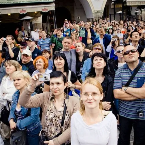 В Праге, Чехия, собралась оживленная толпа.