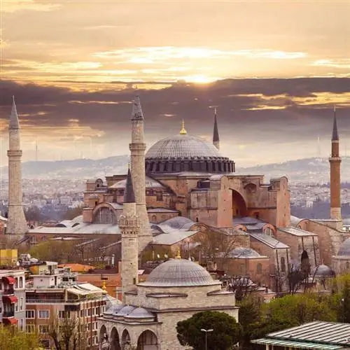 Вид с воздуха на собор Святой Софии, византийский собор, превращенный в мечеть на площади Султанахмет, на историческом полуострове Стамбула, Восточная Европа, Западная Азия