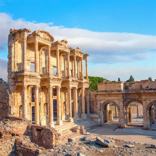 Фасад библиотеки Цельса в древнем городе Эфес, недалеко от города Сельчук в Турции, Восточная Европа, Западная Азия