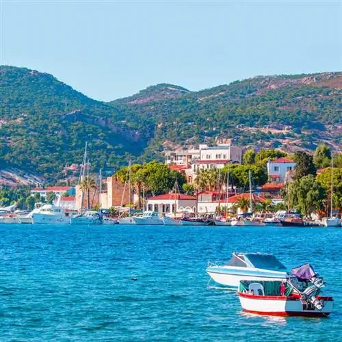 Лодки, стоящие у пристани для яхт в небольшом приморском городке на Эгейском побережье Турции, Восточной Европы, Западной Азии