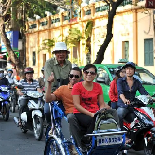 Туристы передвигаются на Cyclo в Хошимине, Вьетнам