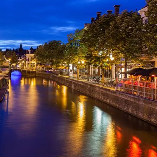 Вид на каналы Леувардена ночью