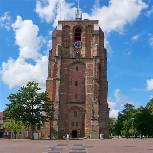 Падающая башня Де Ольдехове в Леувардене, Нидерланды