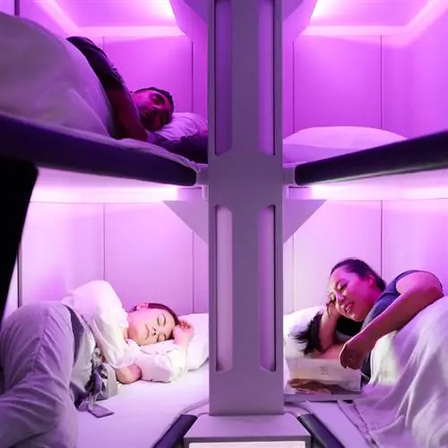 Пассажиры отдыхают в Skynest авиакомпании Air New Zealand