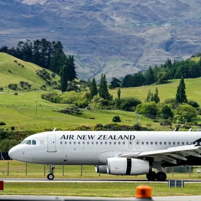 Квинстаун, НОВАЯ ЗЕЛАНДИЯ - 9 ДЕКАБРЯ 2016 г.: Самолет Air New Zealand взлетает со взлетно-посадочной полосы в аэропорту Квинстауна, Квинстаун, Южный остров Новой Зеландии.