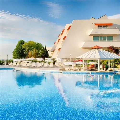 бассейн на пляже AluaSun Helios Beach