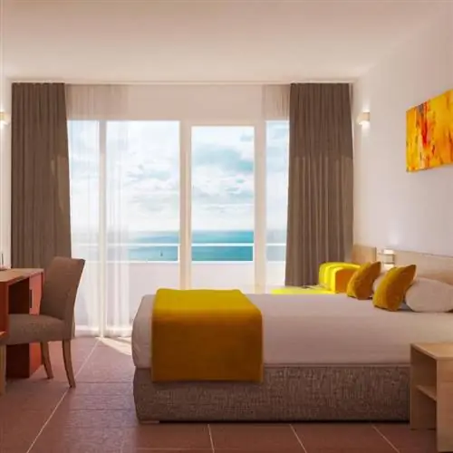 номер для гостей с видом на океан в отеле AluaSun Helios Beach