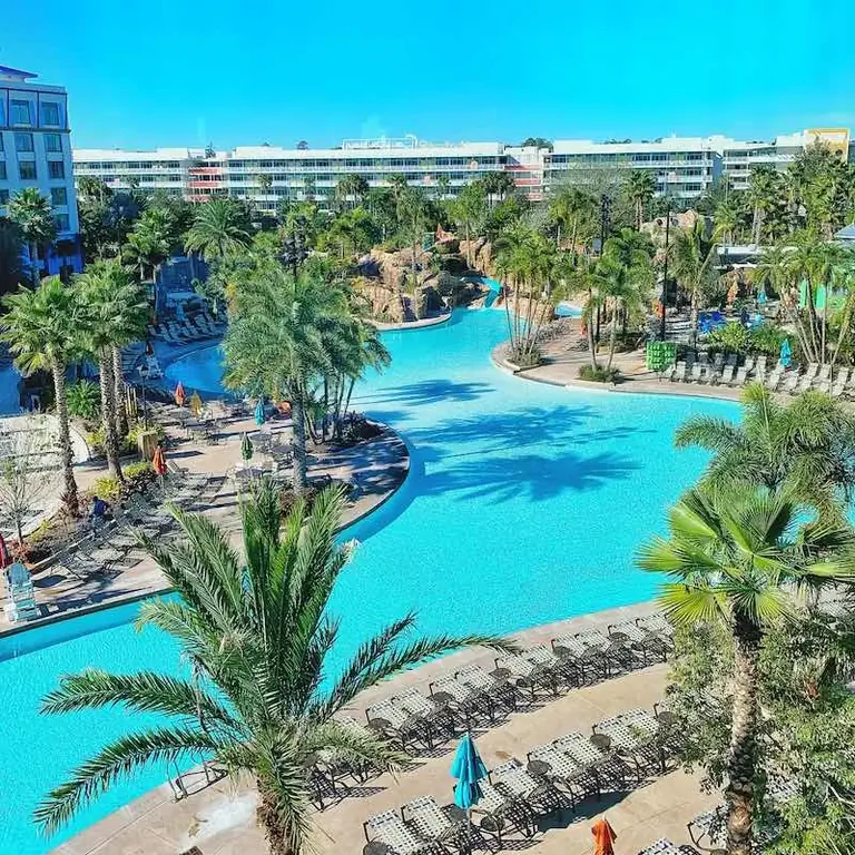 Вид на великолепный бассейн курорта Loew's Sapphire Resort в Юниверсал Студиос Флорида.