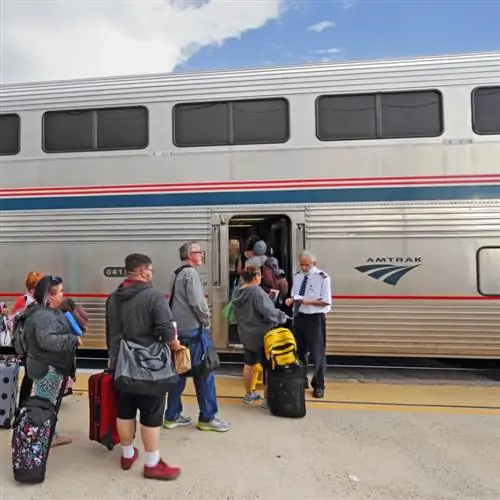 Пассажиры садятся на поезд Amtrak