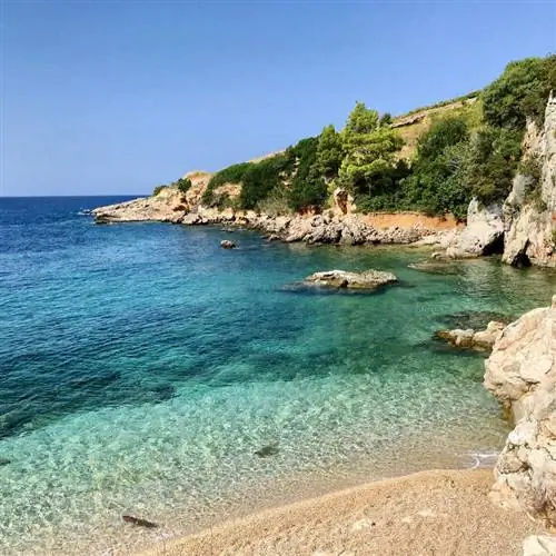 Красивый пляж, окруженный кристально чистыми водами Адриатического моря на острове Хвар, острове у материковой Далмации, Хорватия, Южная Европа