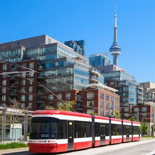Трамвай Queen's Quay West и новые здания кондоминиума в центре Торонто