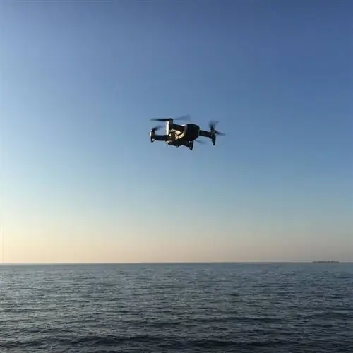 Дрон летит над океаном в неустановленном месте