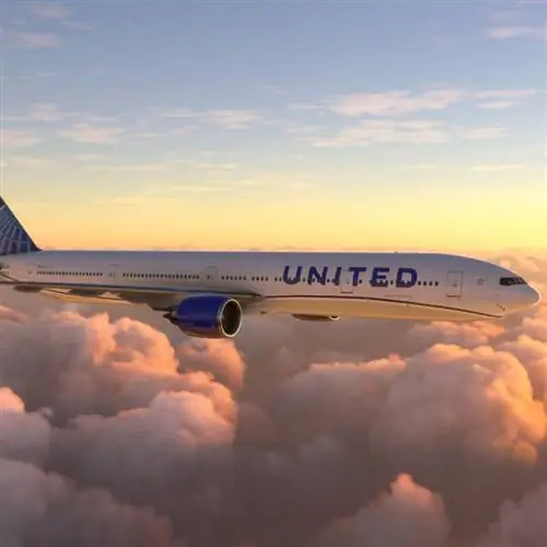 Боинг 777 United Airlines пролетает над удивительным закатом