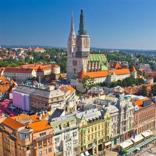 Вид с воздуха на Старый город Загреба, изображающий нижний и верхний города, Загребский собор и площадь Бана Елачича в солнечный день, Загреб, столица Хорватии