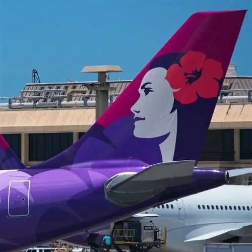 Гонолулу, Гавайи, США - 22 июля 2019 года: Самолет Hawaiian Airlines в международном аэропорту Дэниела К. Иноуе.