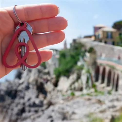 Ключ от Airbnb перед горой
