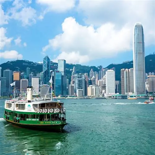 Star Ferry плывет по воде в Гонконге