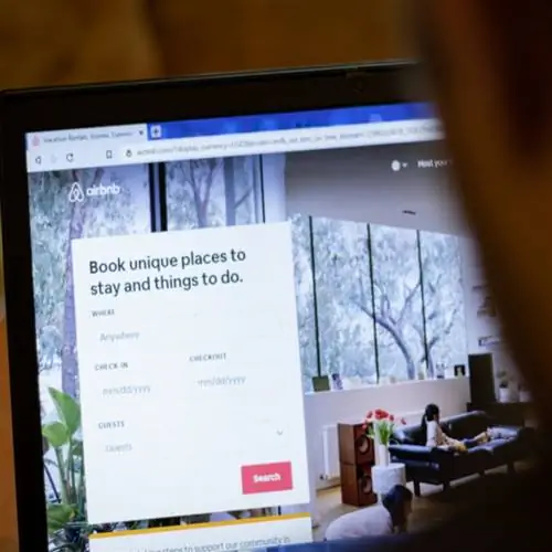 Веб-сайт Airbnb на экране ноутбука крупным планом