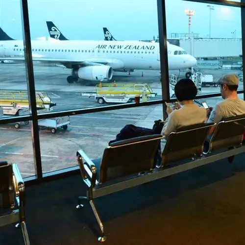 Самолет Air New Zealand из аэропорта, где пассажиры сидят и ждут