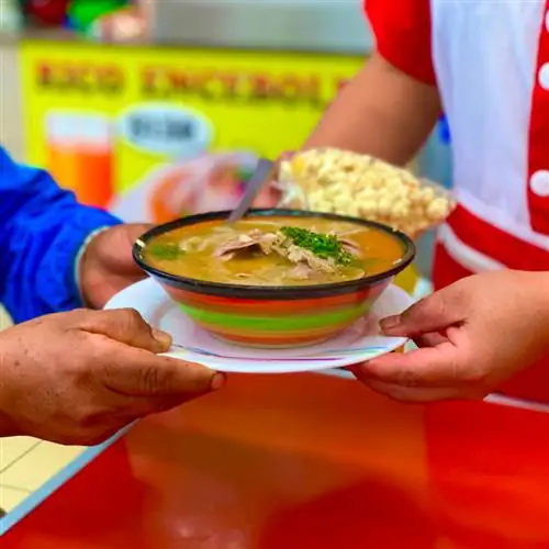 миска тушеного мяса в Эквадоре
