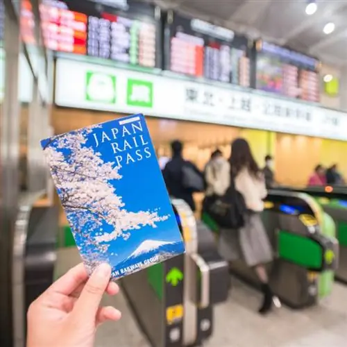Japan Rail Pass на вокзале