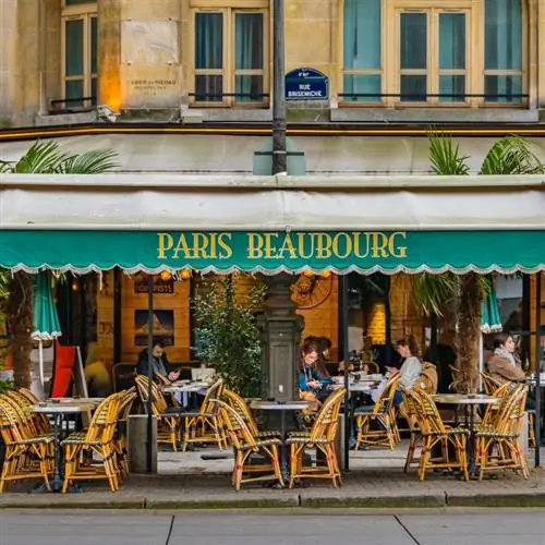 Уличное кафе в Париже с деревянными стульями