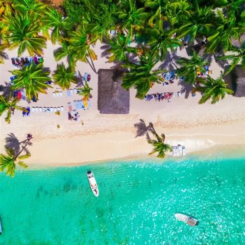 Вид с воздуха на тропический пляж. Остров Саона, Доминиканская Республика.