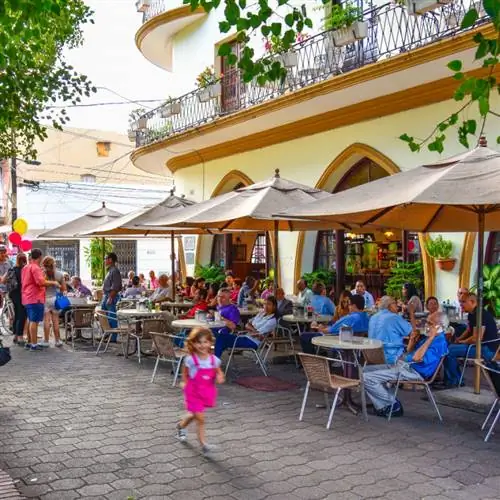 Жизнь вокруг парка Колумбус, улицы Эль Конде и знаменитого отеля-ресторана Conde de Peñalba. Колониальная зона Санто-Доминго, Всемирное наследие ЮНЕСКО.