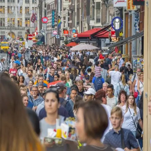 толпы людей на знаменитой торговой улице Амстердама