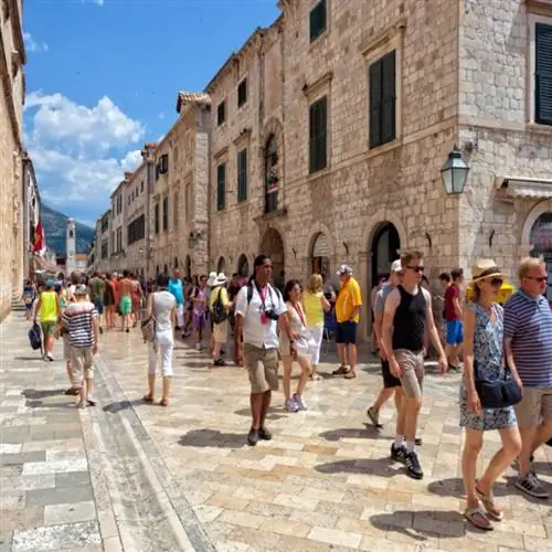 Старый город Дубровника (Старый град) с туристами на вымощенной известняком улице Страдун