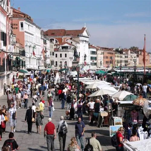 толпы людей в Венеции