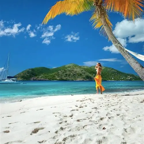 женщина с желтым саронгом на пустынном тропическом пляже, Сэнди-Кей, Британские Виргинские острова