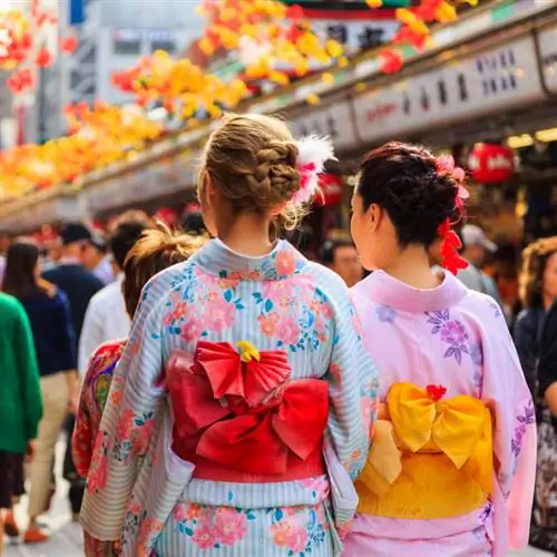 женщины в кимоно в Японии