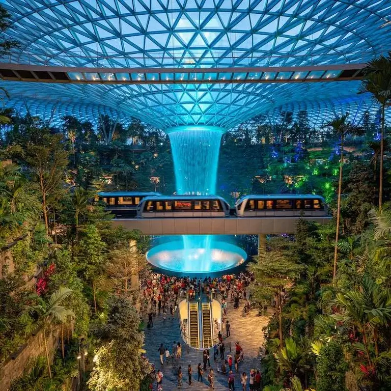 вид на водопад в аэропорту Сингапура