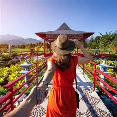 Женщина-путешественница в храме в Японии