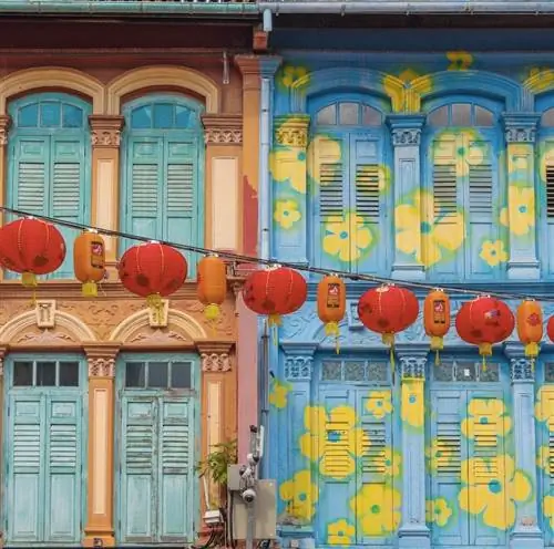 Окрашенное старое жилое здание с террасами в китайском квартале, Сингапур.