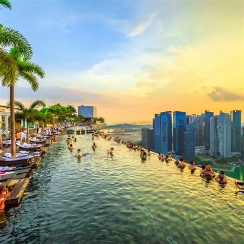 Бассейн Куала-Лумпура Малайзии на закате с горизонтом